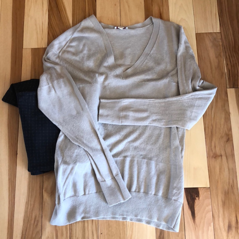 gap size small subtle stripe v neck sweater.